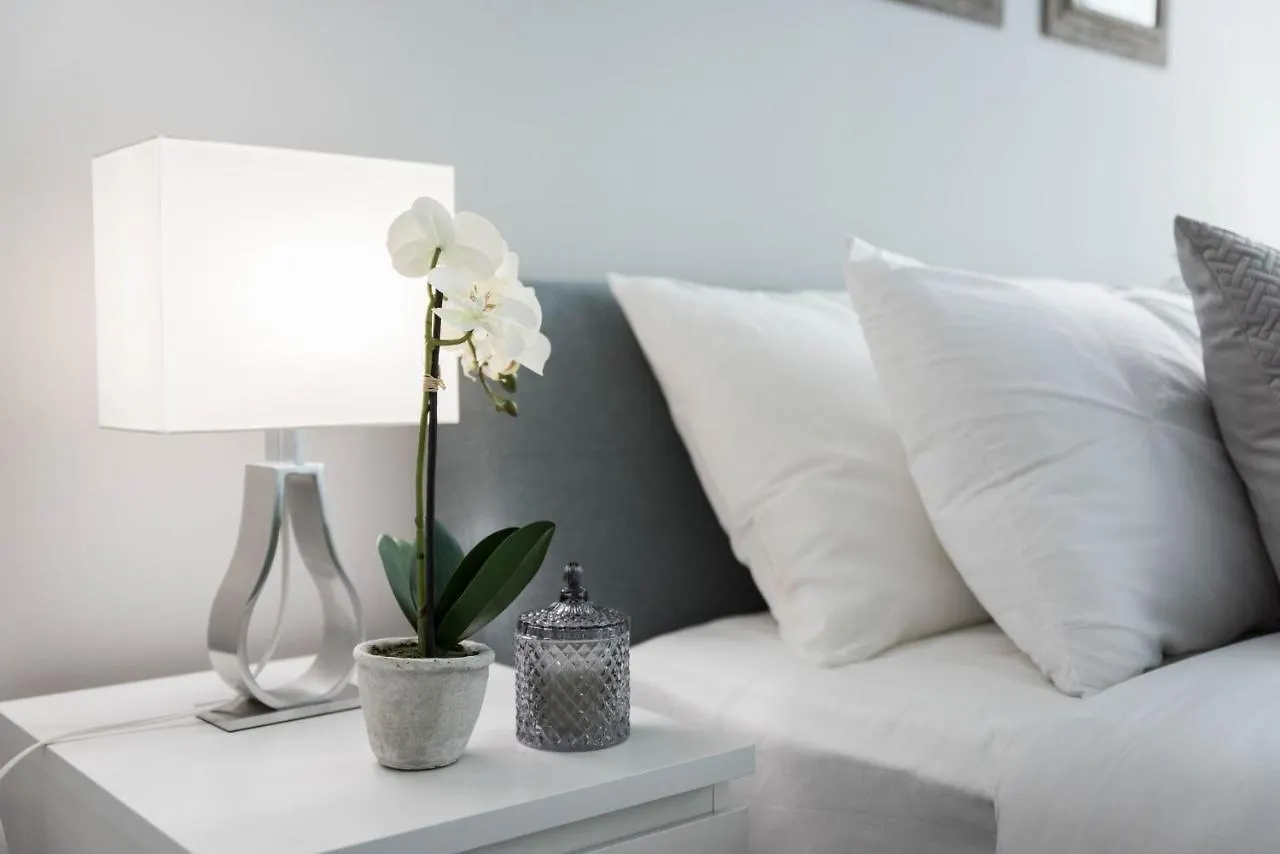 Applewood Suites Financial District Cn Tower Toronto Apartment